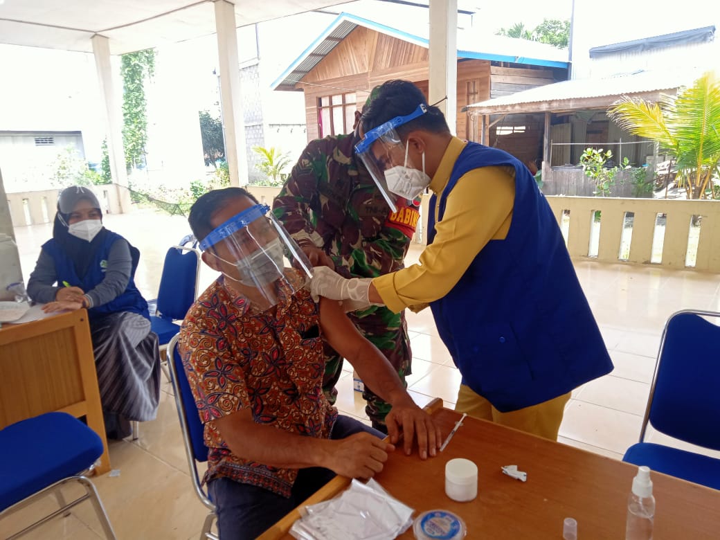 Sertu Anthon Subakti Dampingi Penyuntikan Vaksin Covid-19 Terhadap Guru dan Lansia di Desa 