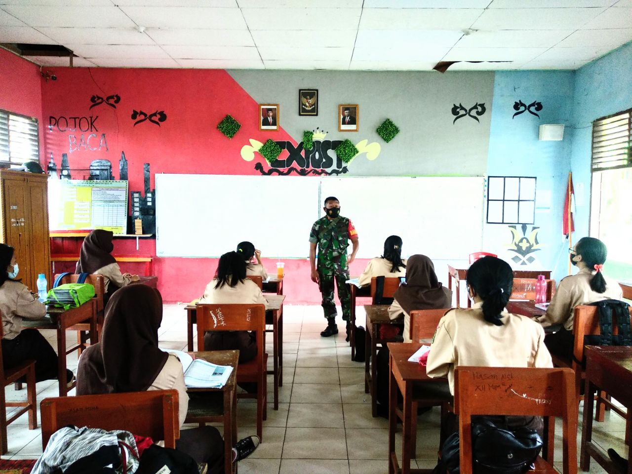 Turun ke Sekolah Babinsa Koramil 09/Langgam Beri Materi Wawasan Kebangsaan