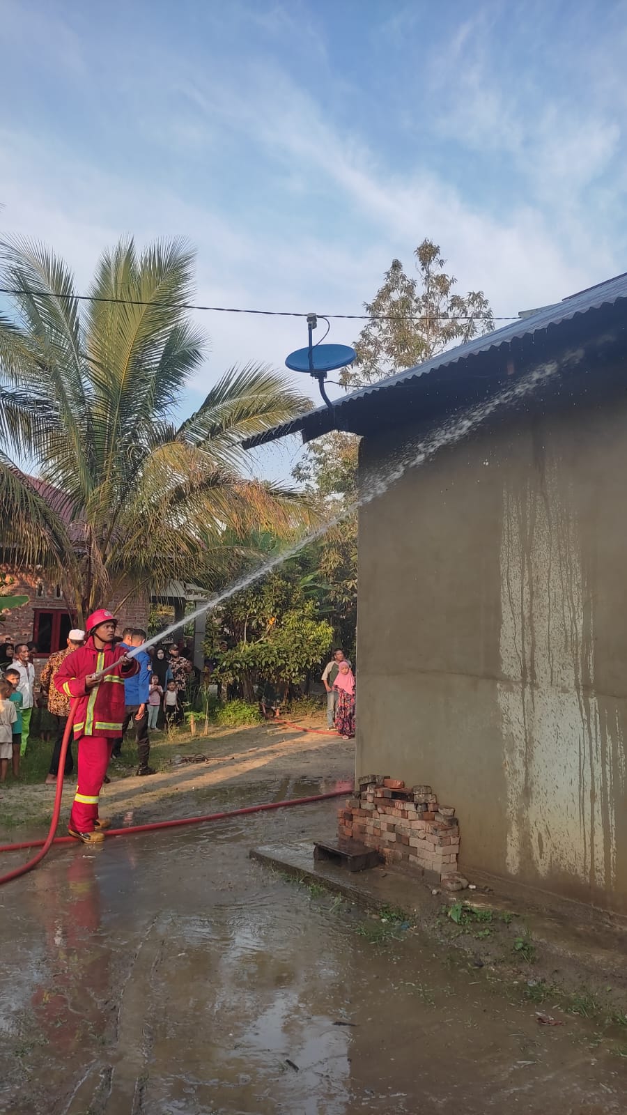 Bangunan di Desa Tanjung Rambutan Terbakar, Petugas Damkar dan Penyelamatan Berhasil Padamkan Api