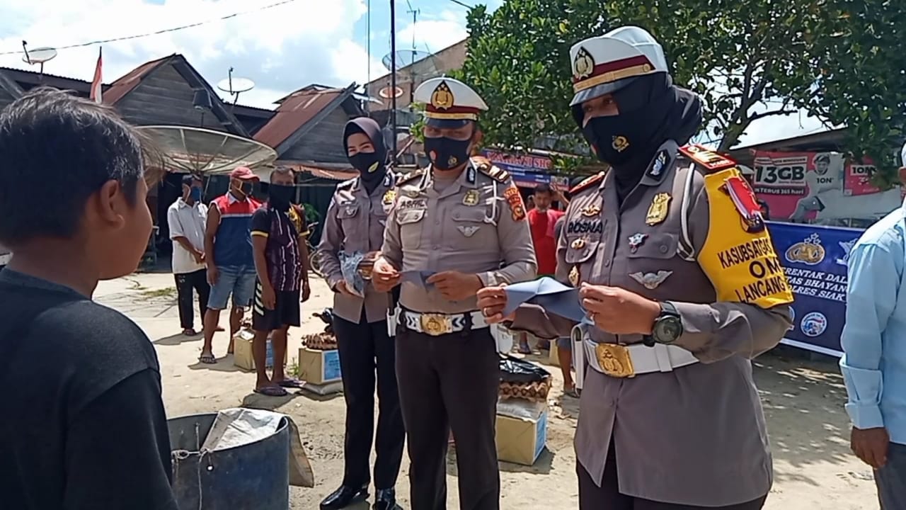 Dalam rangka Hari Lalu Lintas Bhayangkara ke - 65 Satlantas Polres Siak Gelar Baksos