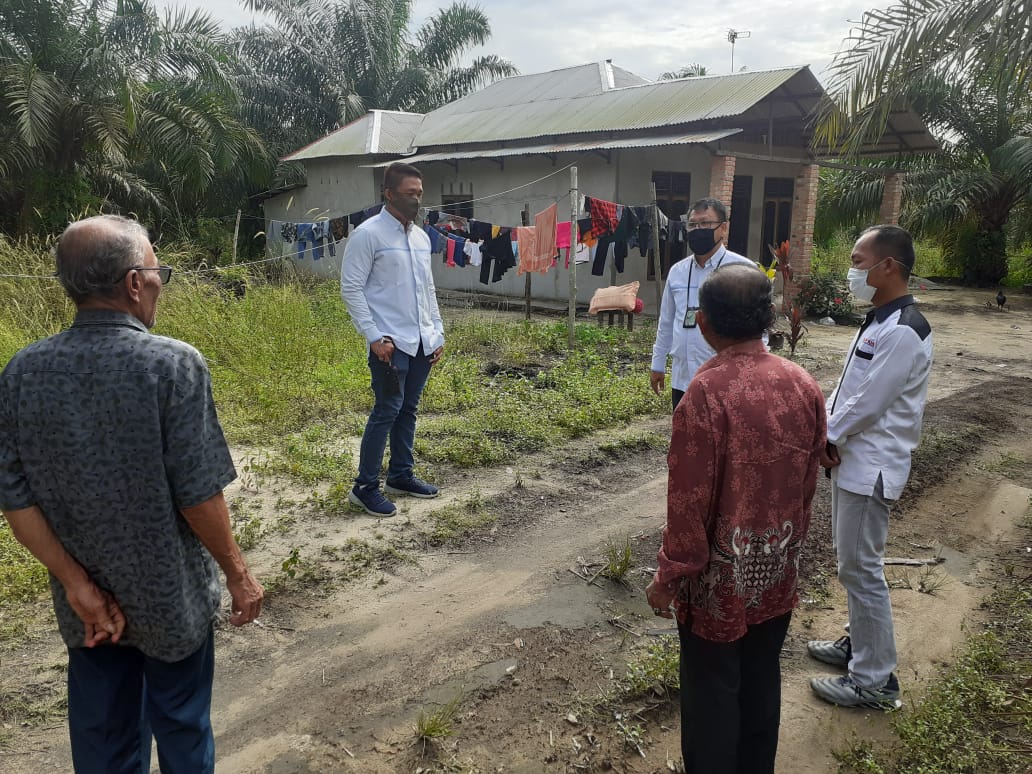 Manager PLN Perawang Bersama Team Tinjau Rumah Warga Yang Belum Tersentuh Aliran Arus Listrik