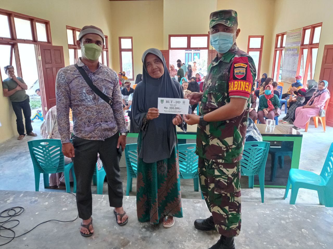 Babinsa Koramil 13/Rokan Dampingi Pembagian Dana BLT DD