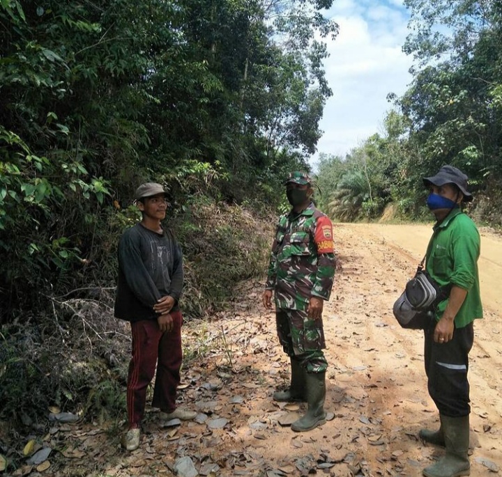 Babinsa Koramil 03/Bunut Bersama Masyarakat Patroli Daerah Rawan Karhutla