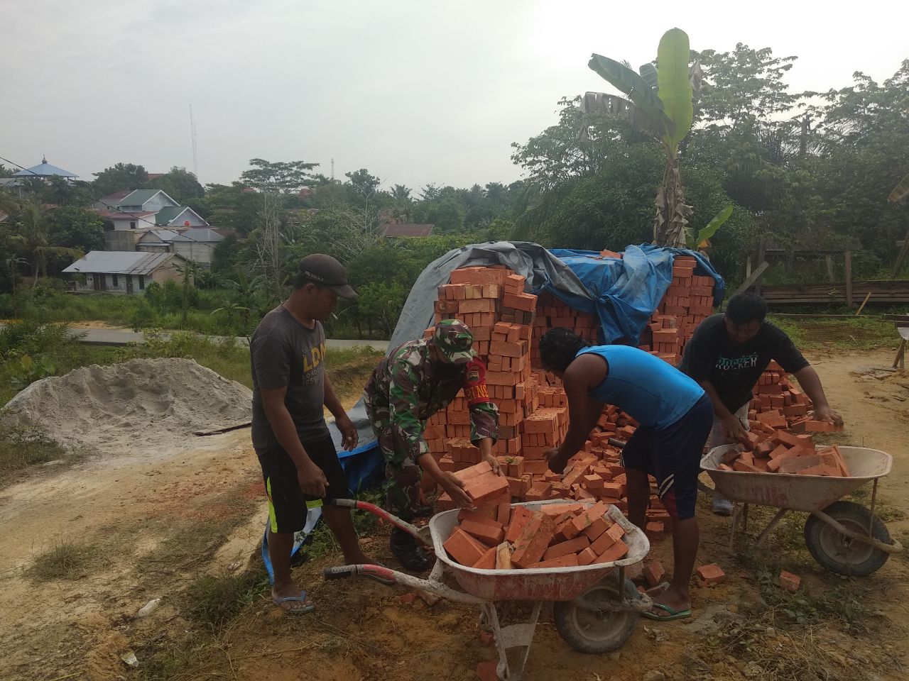 Atasi Kesulitan Warga Babinsa Koramil 09/Langgam Bantu Bangun Rumah Warga Binaan