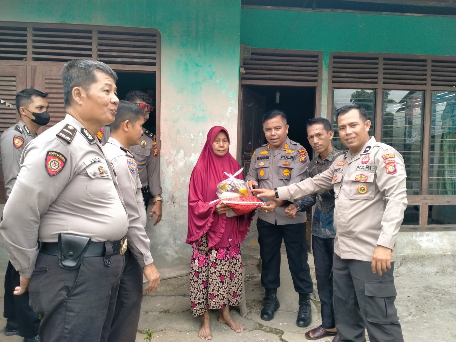 Jumat Rahmat, Kapolsek Kampar Berbagi Sembako di Wilayah Hukumnya