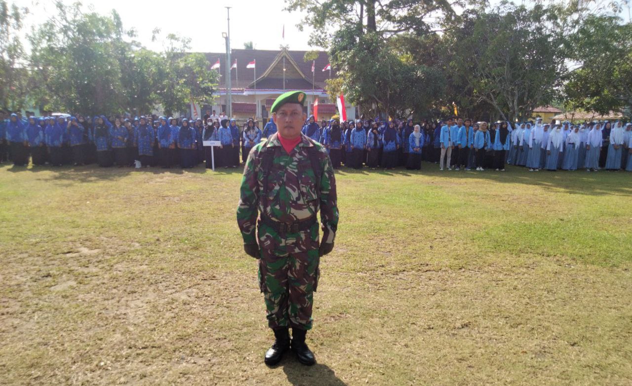 Babinsa Koramil 03/Bunut Jadi Komandan Upacara di Tingkat Kecamatan Bandar Pertalangan