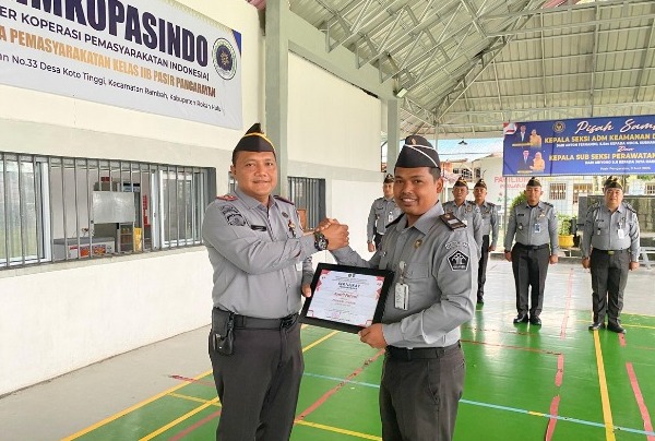 Lapas Pasir Pengaraian Gelar Apel Pagi dan Berikan Penghargaan Pegawai Teladan Bulan Mei