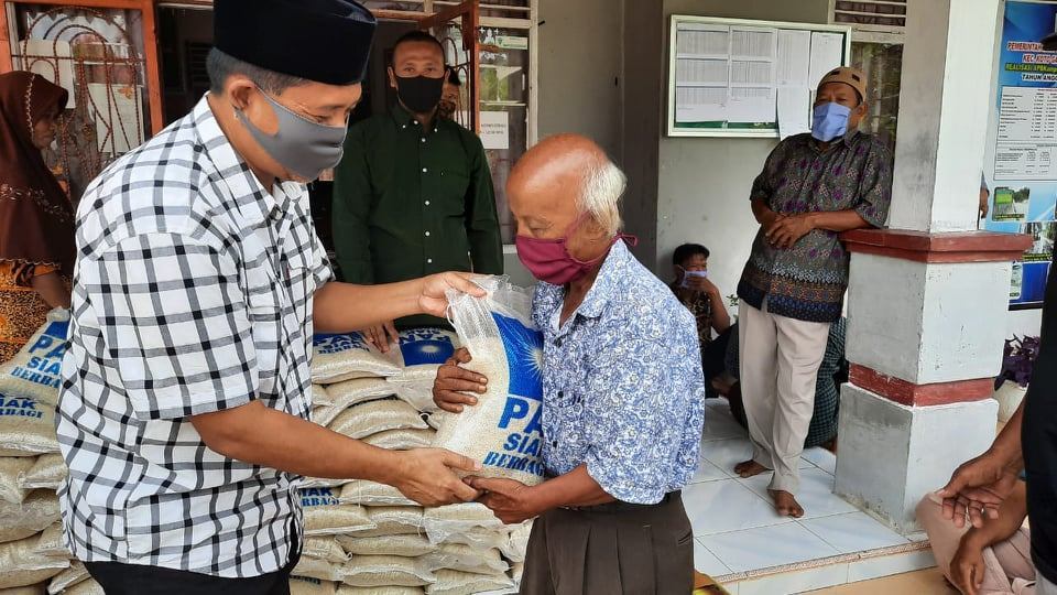 Wakil I Dprd Siak Fairus, S.Ag Bagikan Bantuan Paket Beras Serta Kain Sarung Di Kampung Keranji