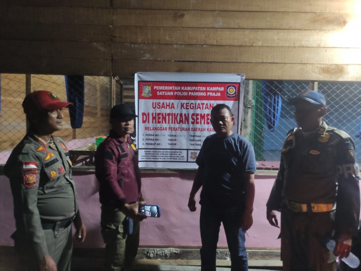 Diduga Tempat Prostitusi, SatPol PP Kampar Segel Warung Remang - Remang di Desa Suka Mulya