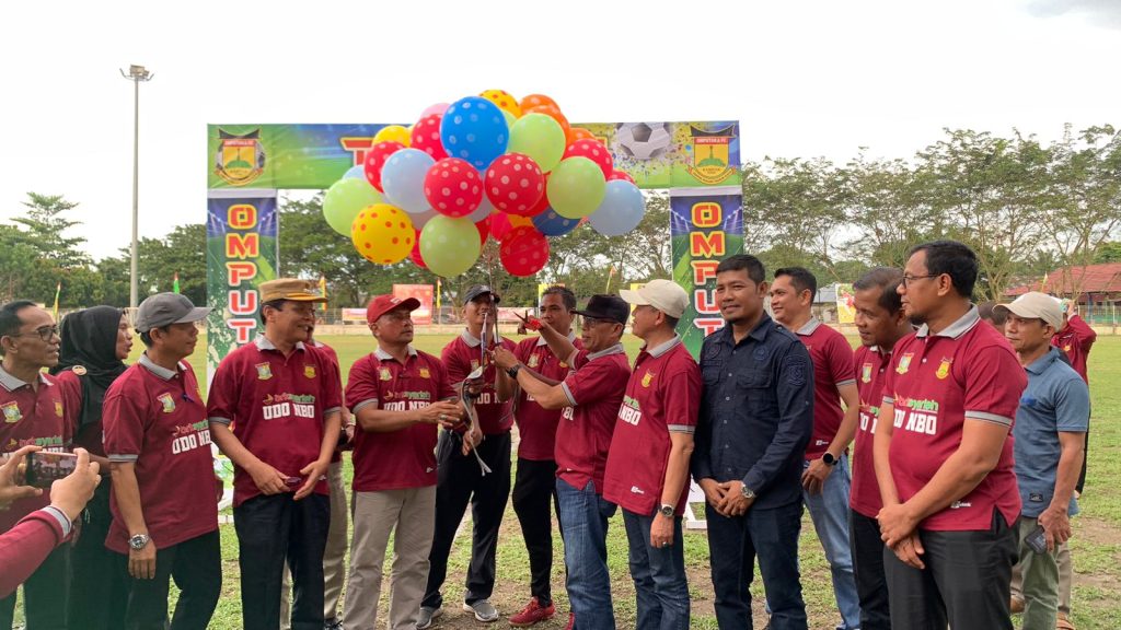 Ketua KONI Kampar Buka Secara Resmi Turnamen Omputaka Cup II, Diikuti Tim Old Star Sumbar Riau