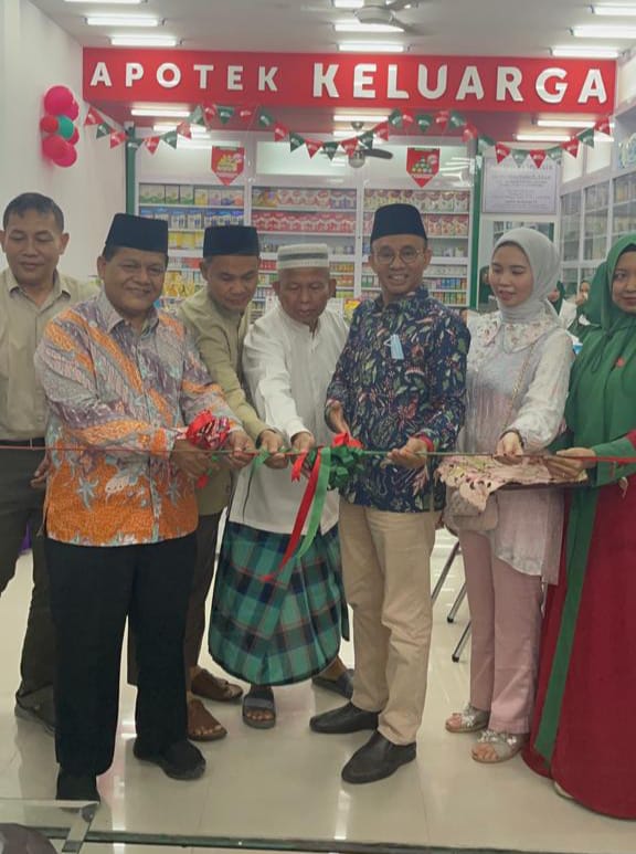 Grand Opening Apotek Keluarga 22, Wakil Ketua DPRD Kampar Fahmil Lakukan Pemotongan Pita