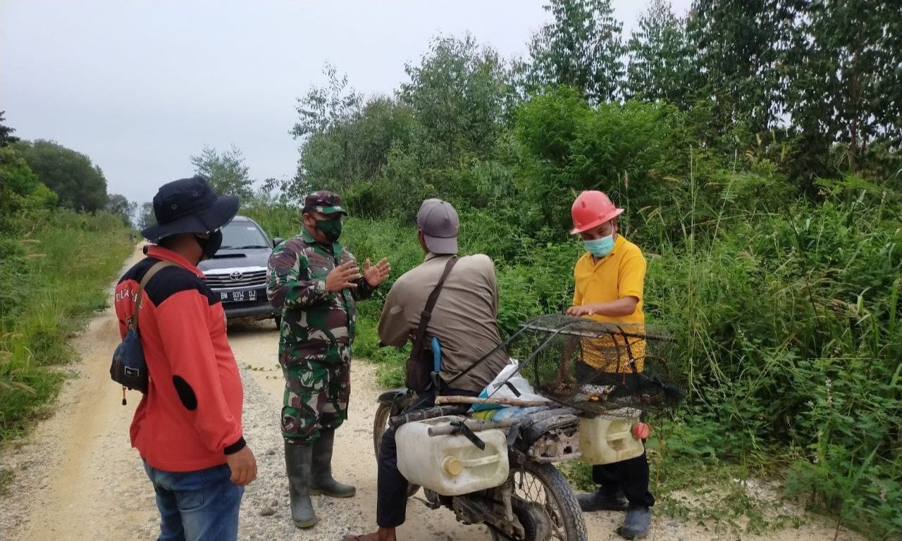 Babinsa Sosialisasikan Bahaya Karhutla Pada Masyarakat