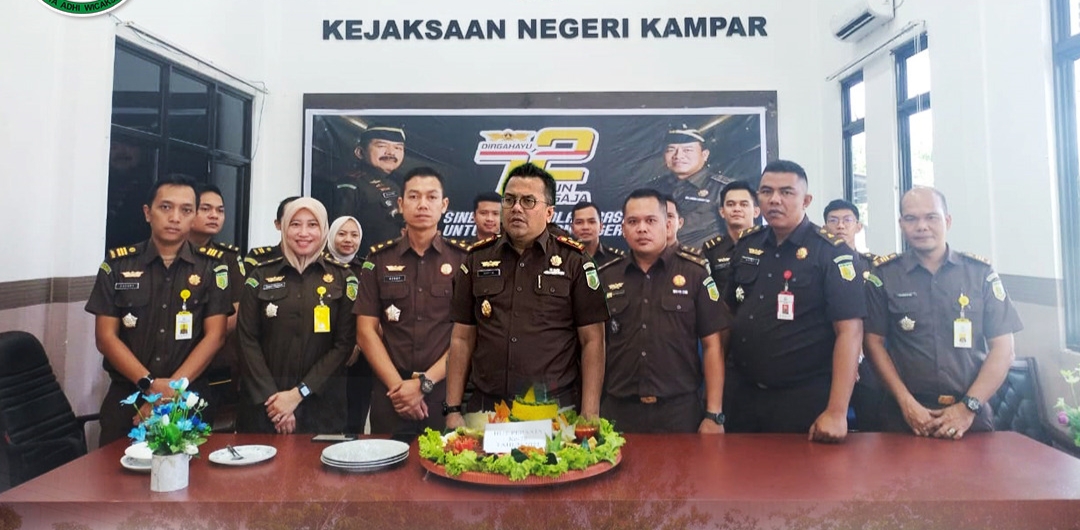 Peringatan Ulang Tahun PERSAJA Ke 72 Tahun 2023, Kajari Kampar Melakukan Pemotongan Tumpeng