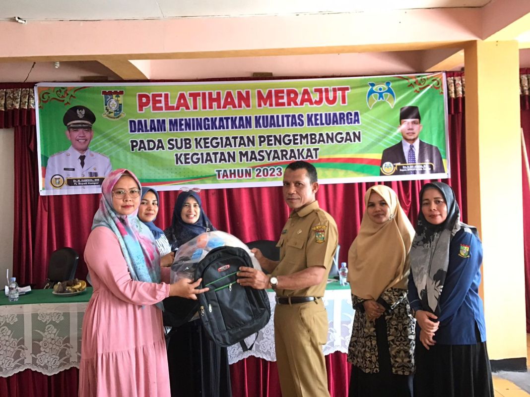 DPPKBP3A Kampar Melaksanakan Pelatihan Merajut, Wujudkan Pemberdayaan Bagi Kaum Perempuan