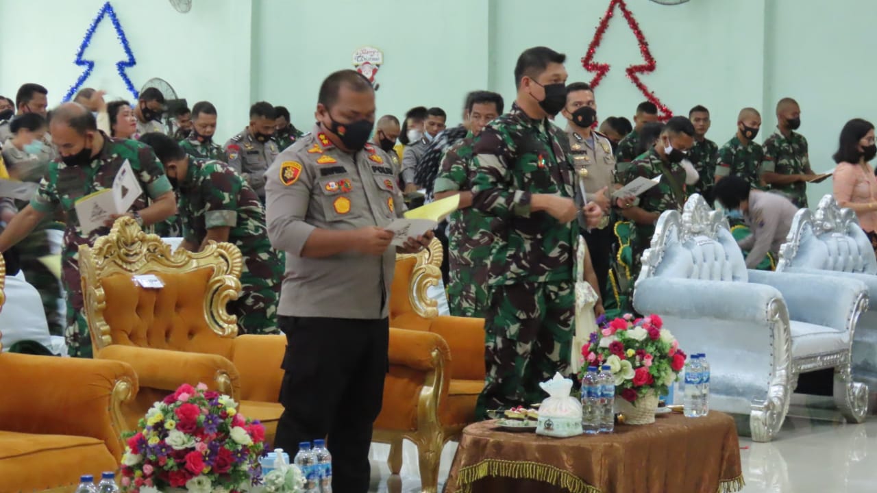 Tetap Mematuhi Prokes, Prajurit TNI dan Polri di Kabupaten Kampar Rayakan Natal Secara Sederhana 