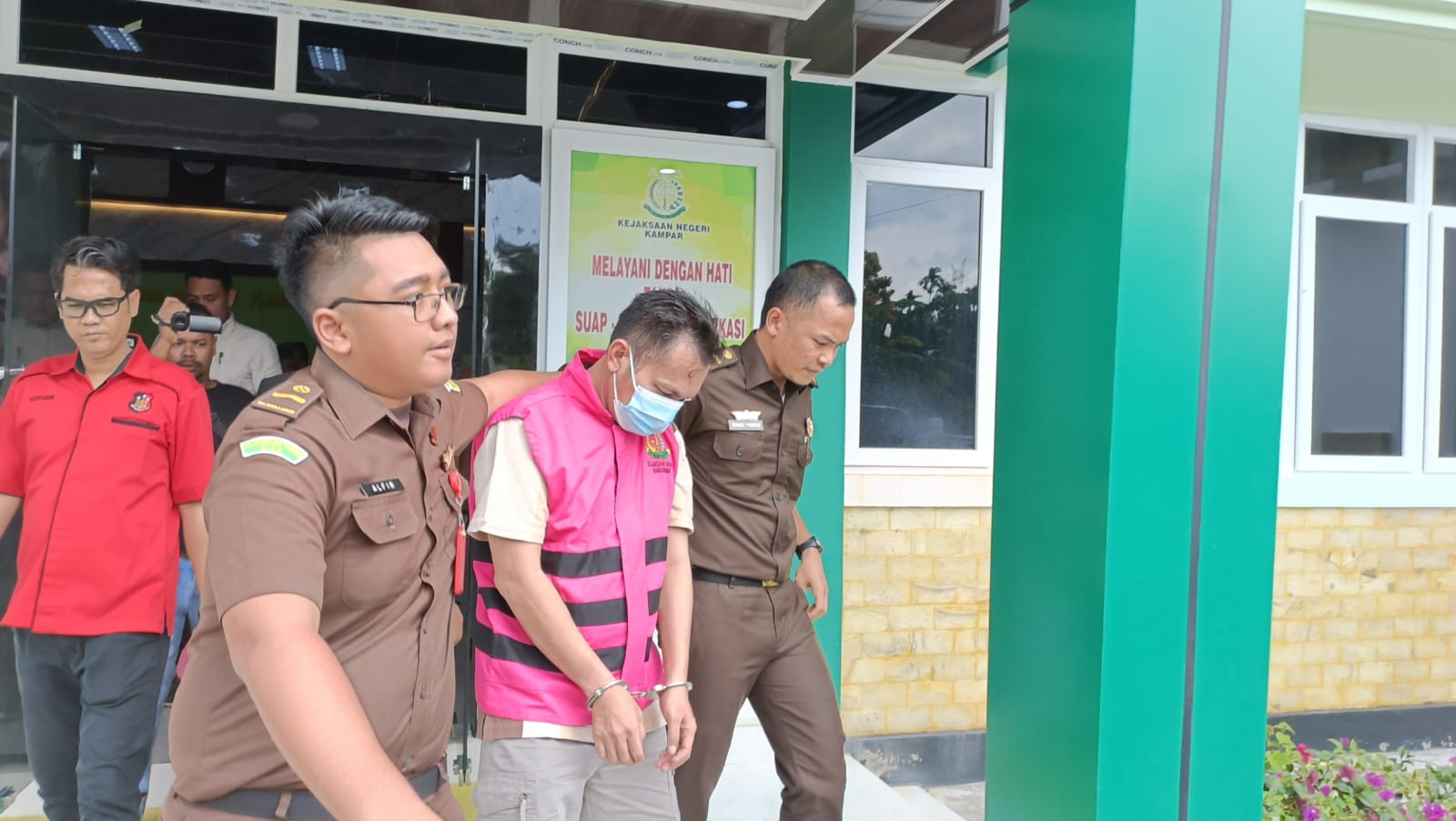 Diduga Pakai Dana BUMDes Untuk Kepentingan Pribadi, Mantan Kades Ditahan Kejari Kampar