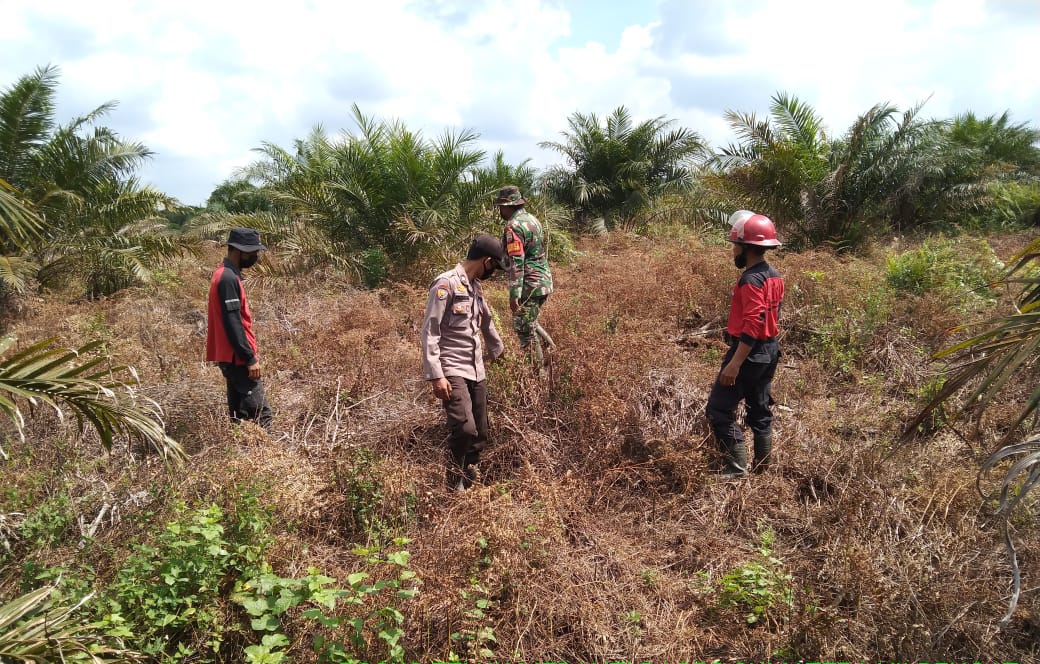 Meski Hari Libur, Babinsa Koramil 15/Kuala Kampar Tetap Laksanakan Patroli dan Sosialisasi Karhutla