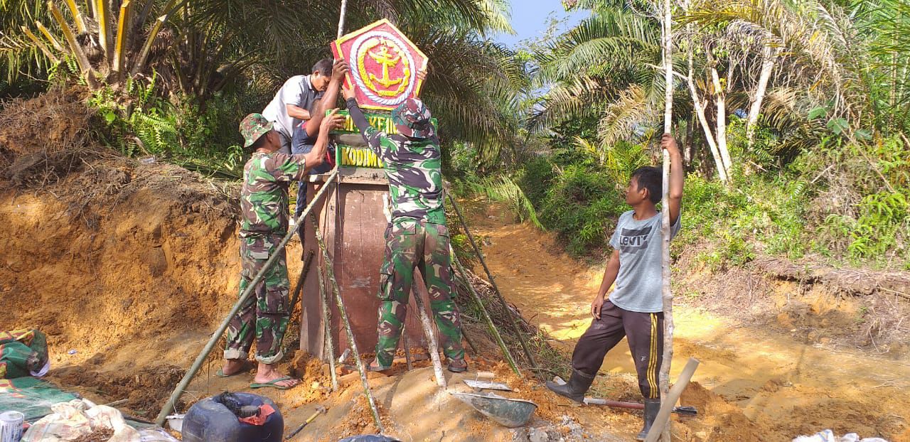 Anggota Satgas TMMD ke-110 Kodim 0313/KPR Bangun Tugu Prasasti