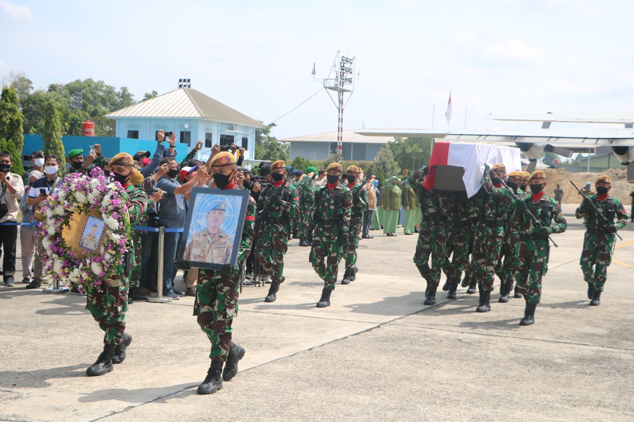 Pesawat TNI AU Bawa Jenazah Pelda Anumerta Rama Wahyudi Tiba di Lanud Roemin Nurjadin