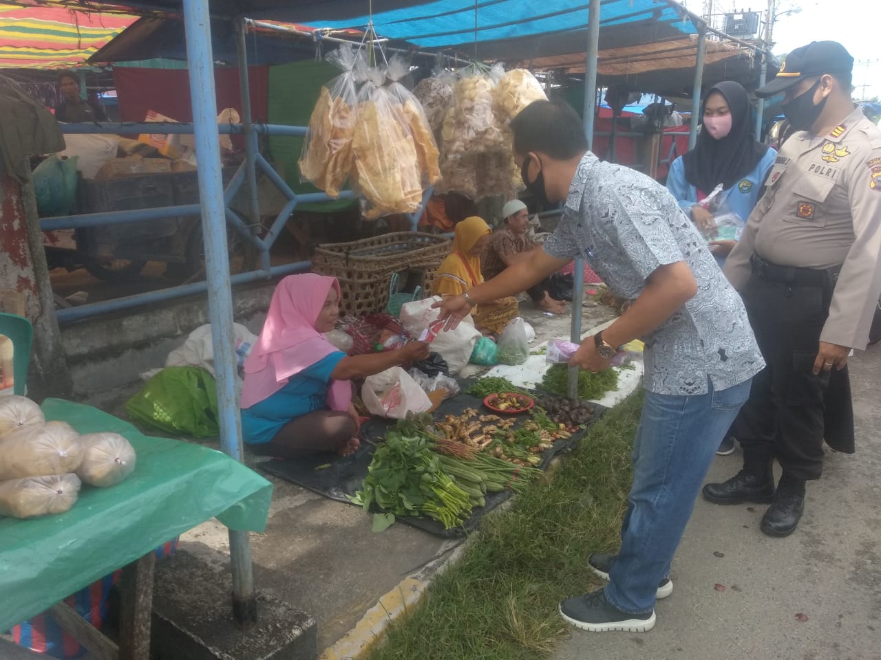 Camat Pangean Ingatkan Kembali Warganya Untuk Memakai Masker.