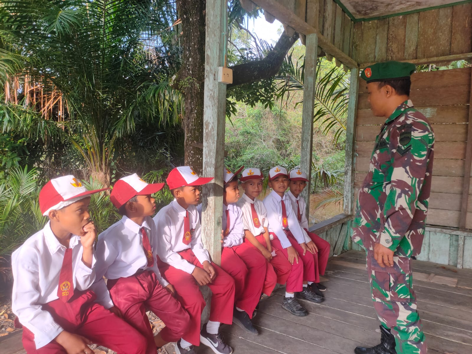 Kampung Pancasila Seni dan Budaya Babinsa 03/Bunut Berikan Materi Wasbang Kepada Siswa SDN 05 Kuala 