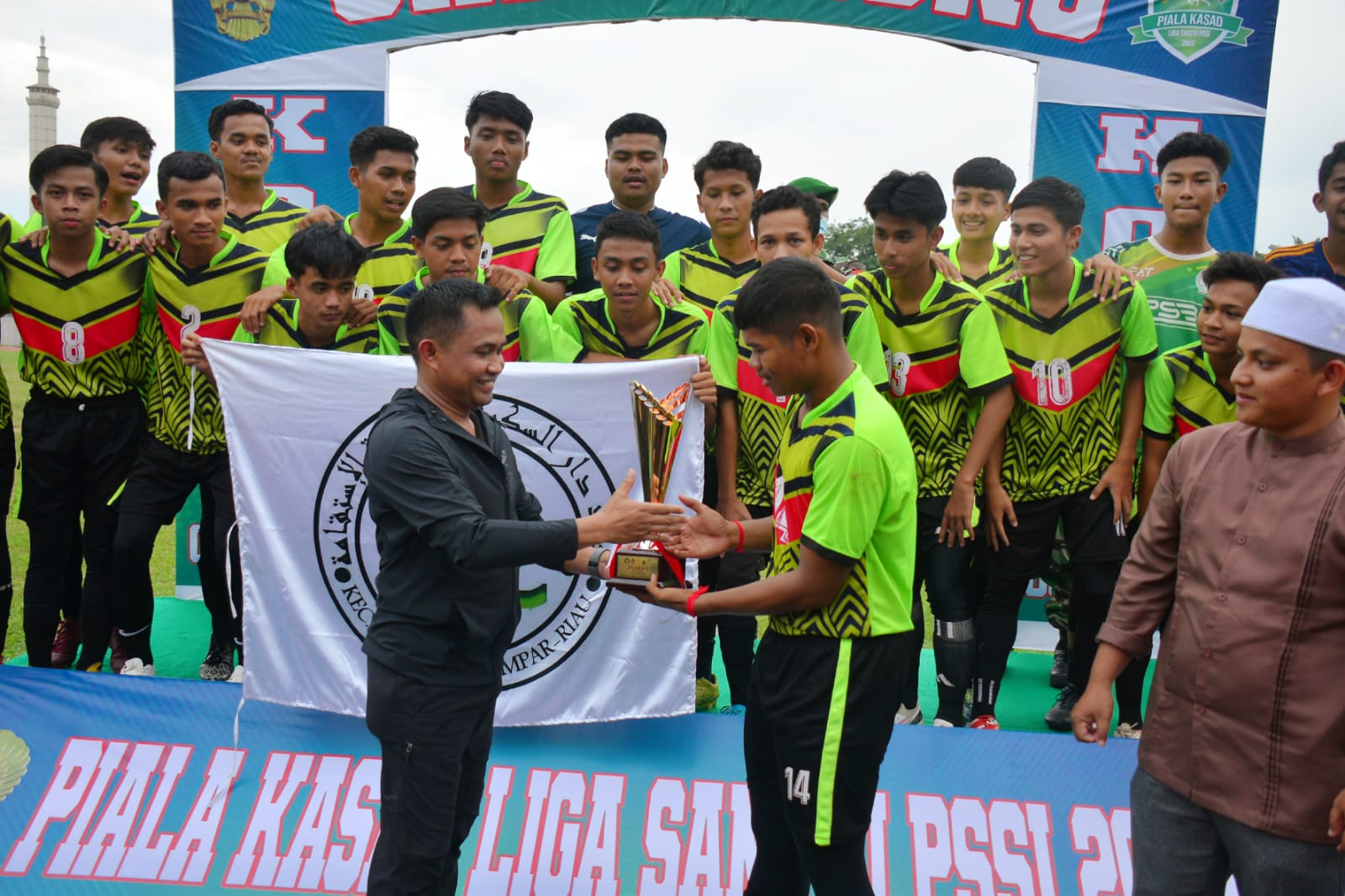 Dandim 0313/KPR Serahkan Hadiah Pemenang Juara Liga Santri Piala Kasad Tingkat Kabupaten Kampar