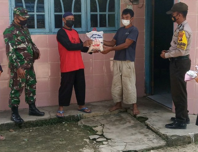 Peduli Dampak Covid-19 Babinsa dan Tim Medis Berikan Bantuan Sembako Untuk Keluarga Pasien Corona
