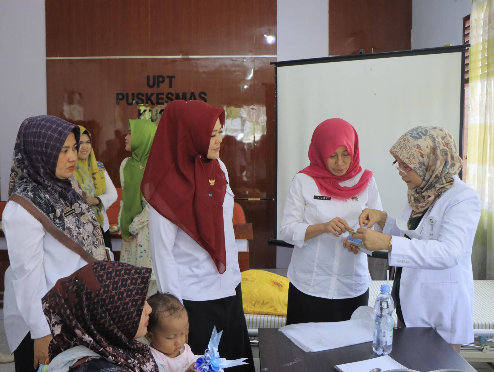Pj Ketua TP PKK Tinjau Puskesmas dan Mengecek Anak Stunting di Kuok