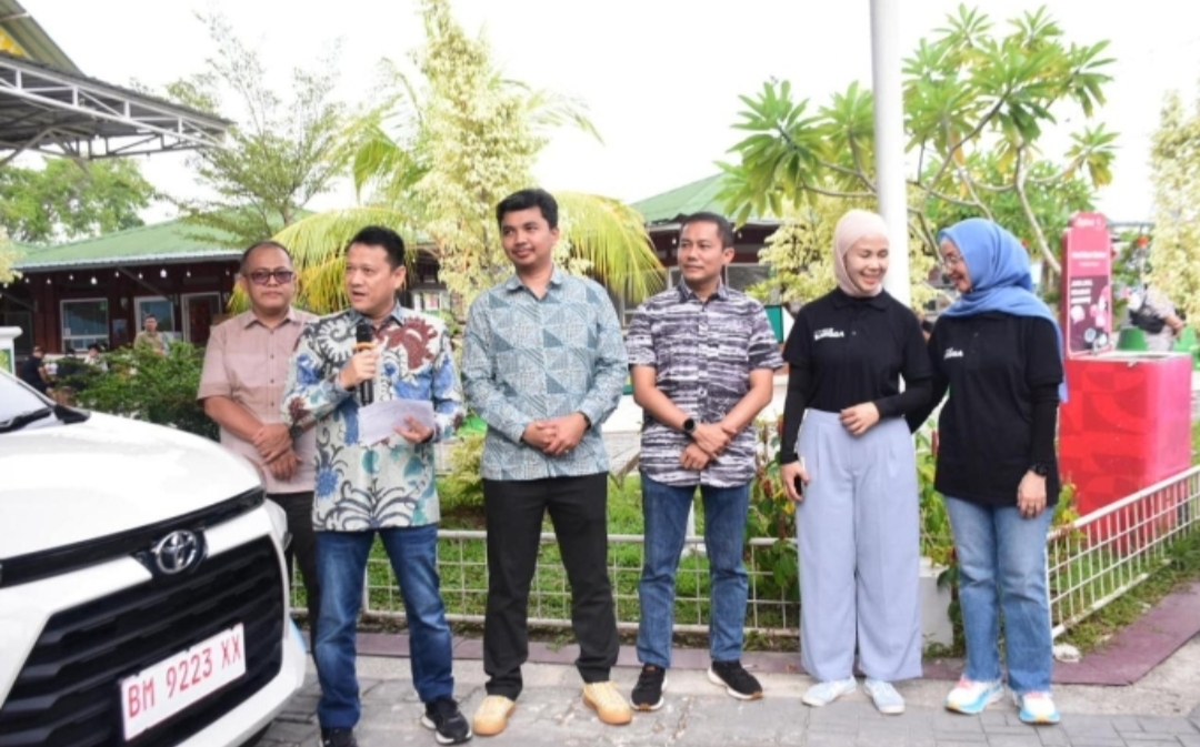 Pj Bupati Kampar Didampingi Plt Kadis DPMPTSP Terima Bantuan 1 Unit Mobil CSR Dari PT Agung Toyota