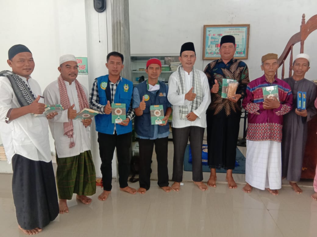 Arungi Desa Terpencil, Dewan Dakwah Bersama PDD Kampar Bagikan Al-Quran, Kain Sarung dan Masker