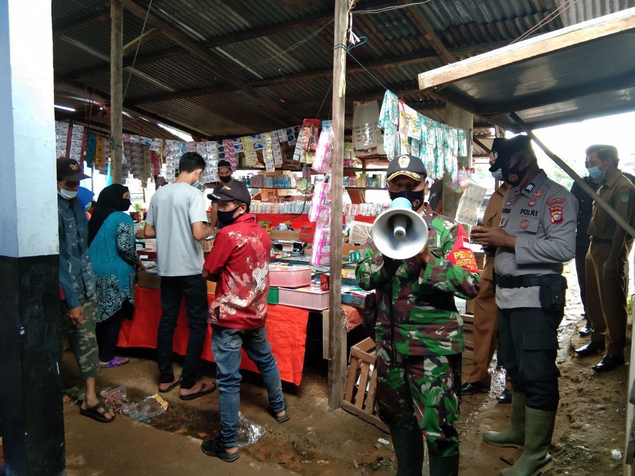 Babinsa Melaksanakan Yustisi Wajib Masker Bersama Camat dan Babhinkamtibmas