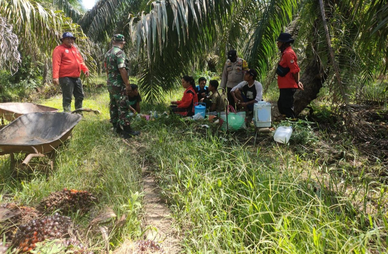 Babinsa Koramil 15/KK Bersama Dengan Tim Manggala Agni Terus Gencar Patroli Karhutla