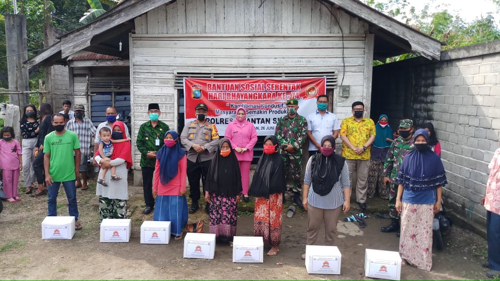 Kapolres didampingi Bupati Kuansing dan Forkopimda laksanakan Pembagian Bantuan Sosial 