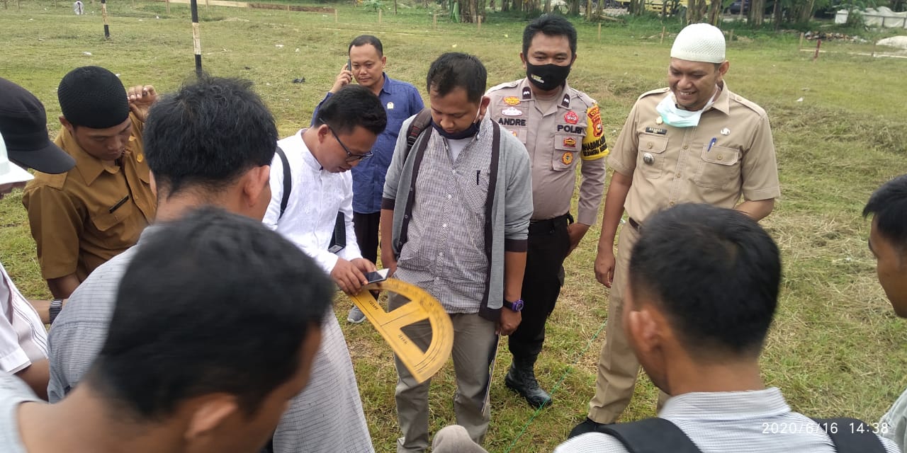 Camat Minas Bersama Anggota Dewan Suyono Ukur Arah Kiblat  Mesjid Rantau Bertua