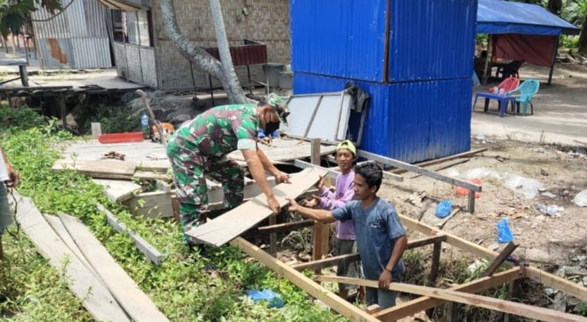 Babinsa Bantu Warga Perbaiki Drainase dan Goro Parit