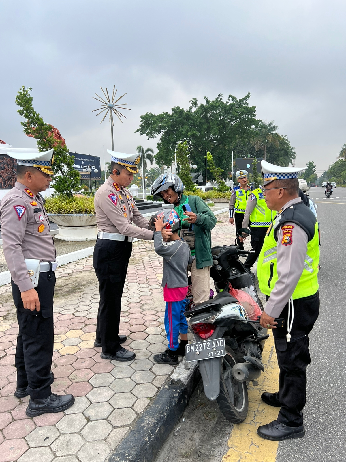 Dirlantas Polda Riau Bagikan Helm Gratis dan Ajak Pengendara Jadi Pelopor Keselamatan