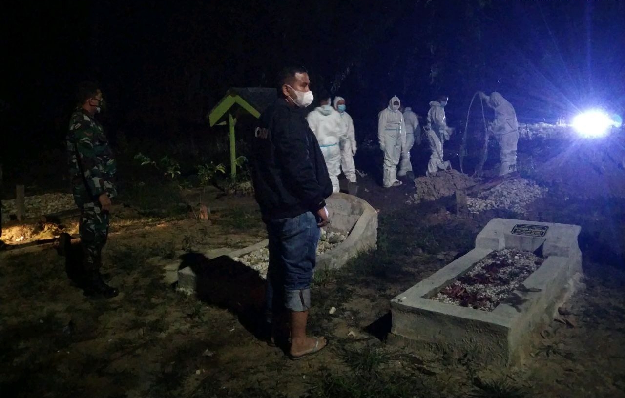 Dampingi Pemakaman Covid-19, Babinsa Himbau Warga Patuhi Prokes