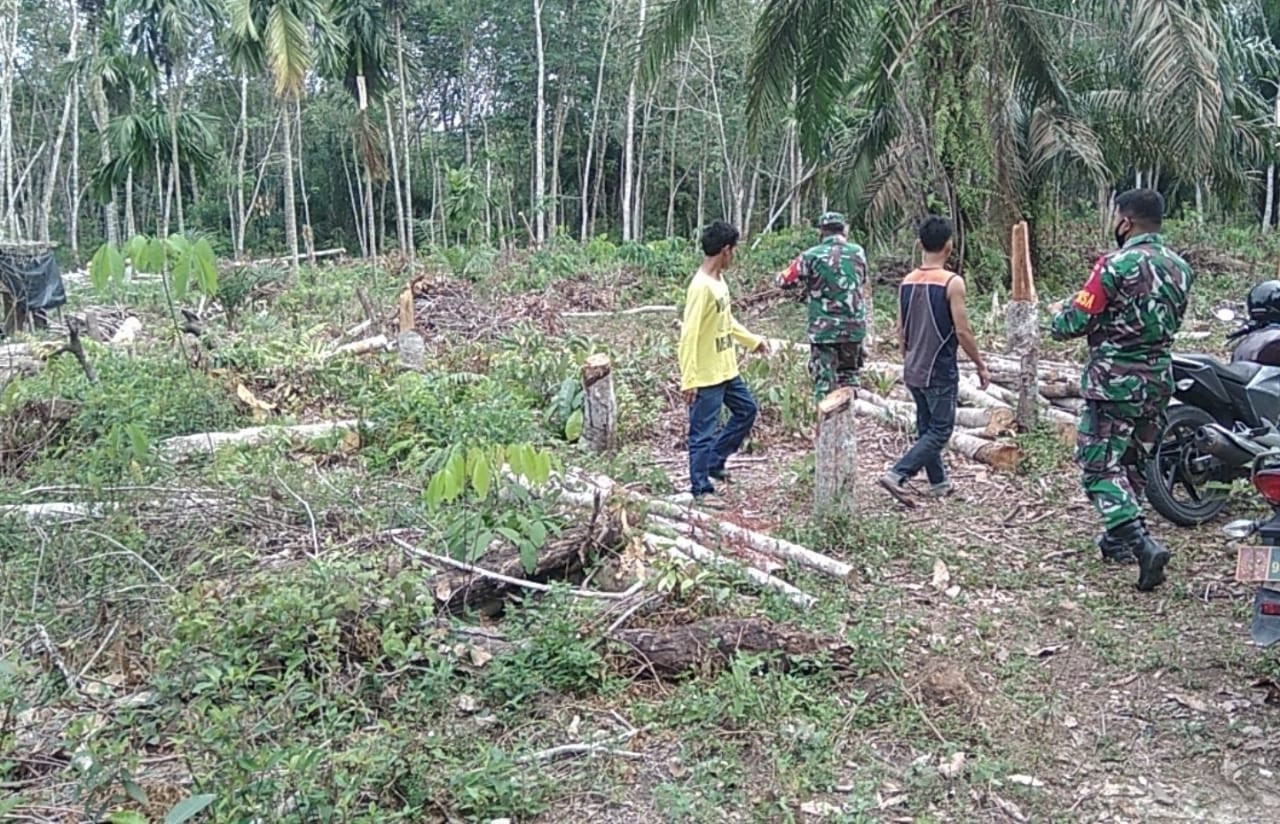 Babinsa Ingatkan Warga Batang Kumu Hindari Buka Lahan Dengan Cara Membakar