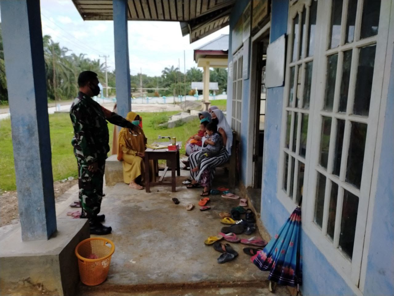 Babinsa Koramil 02 Rambah Himbau Warga Ikuti Protokol Kesehatan