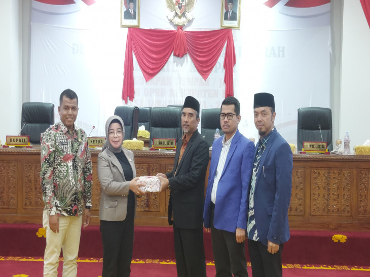 Pj Sekda Kampar Bacakan Naskah Penyampaian Ranperda APBD Tahun 2025