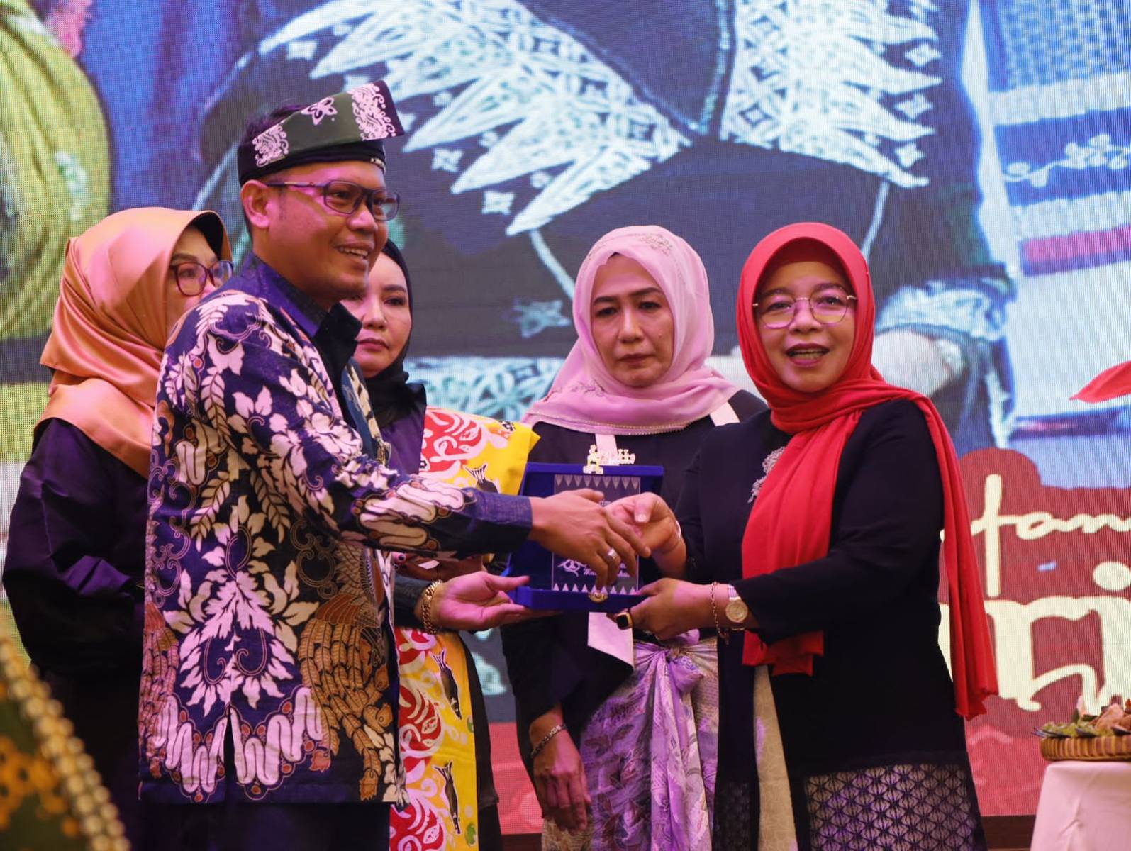 Peringatan Hari Batik Nasional Dihadiri Pj Sekda Kampar, Yang Ditaja Oleh Puan Aspekraf Provinsi Ria