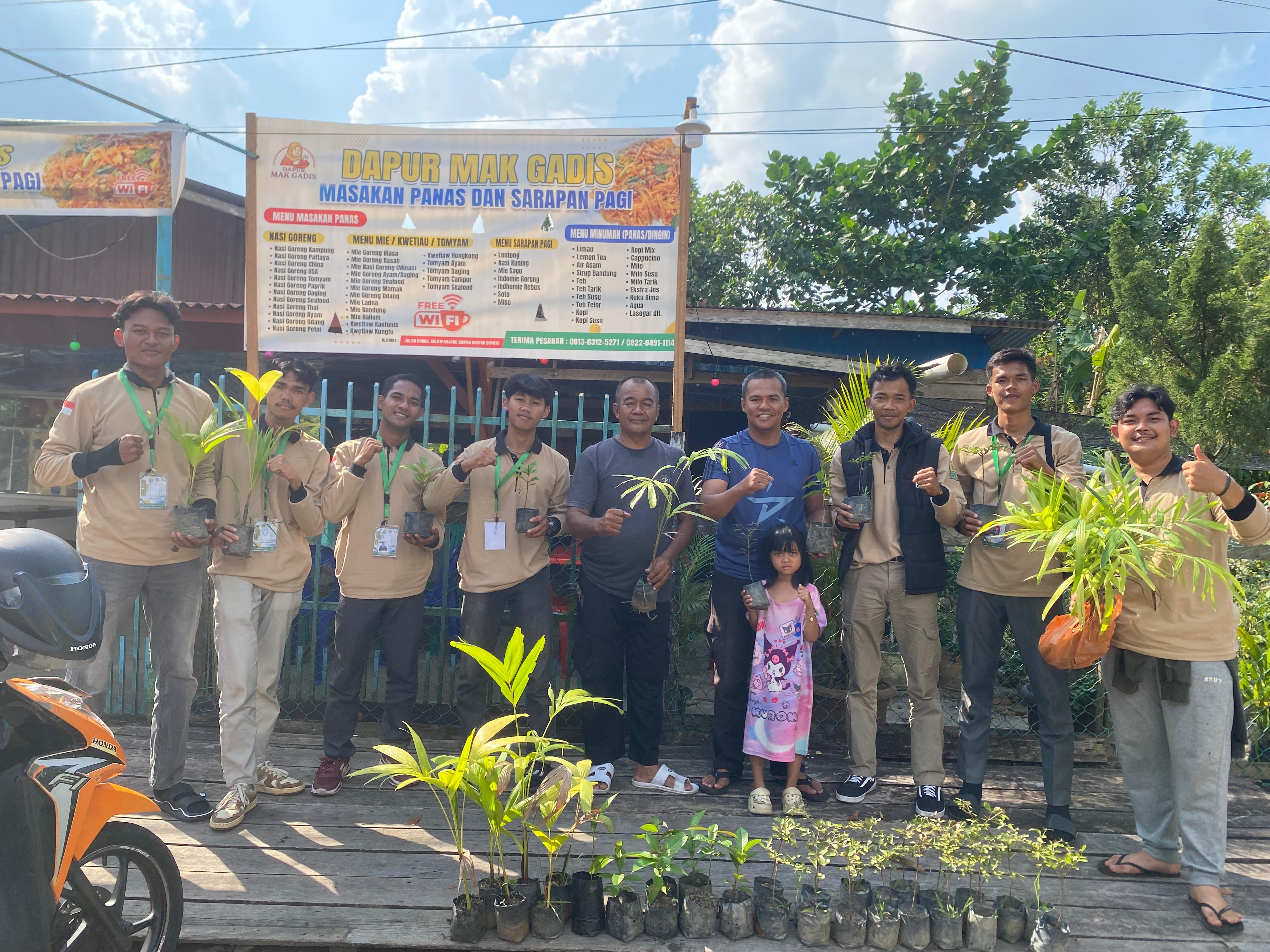 Mahasiswa KKN IAIN Datuk Laksemana Bengkalis Laksanakan Program Penghijauan dan Tata Body Jalan