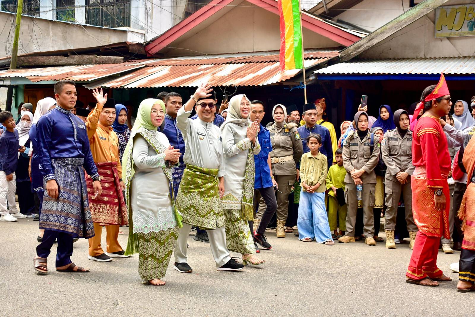 Pj Bupati Kampar Ikuti Pawai Bersama Peserta Lainnya Pada MTQ Ke 41 Riau