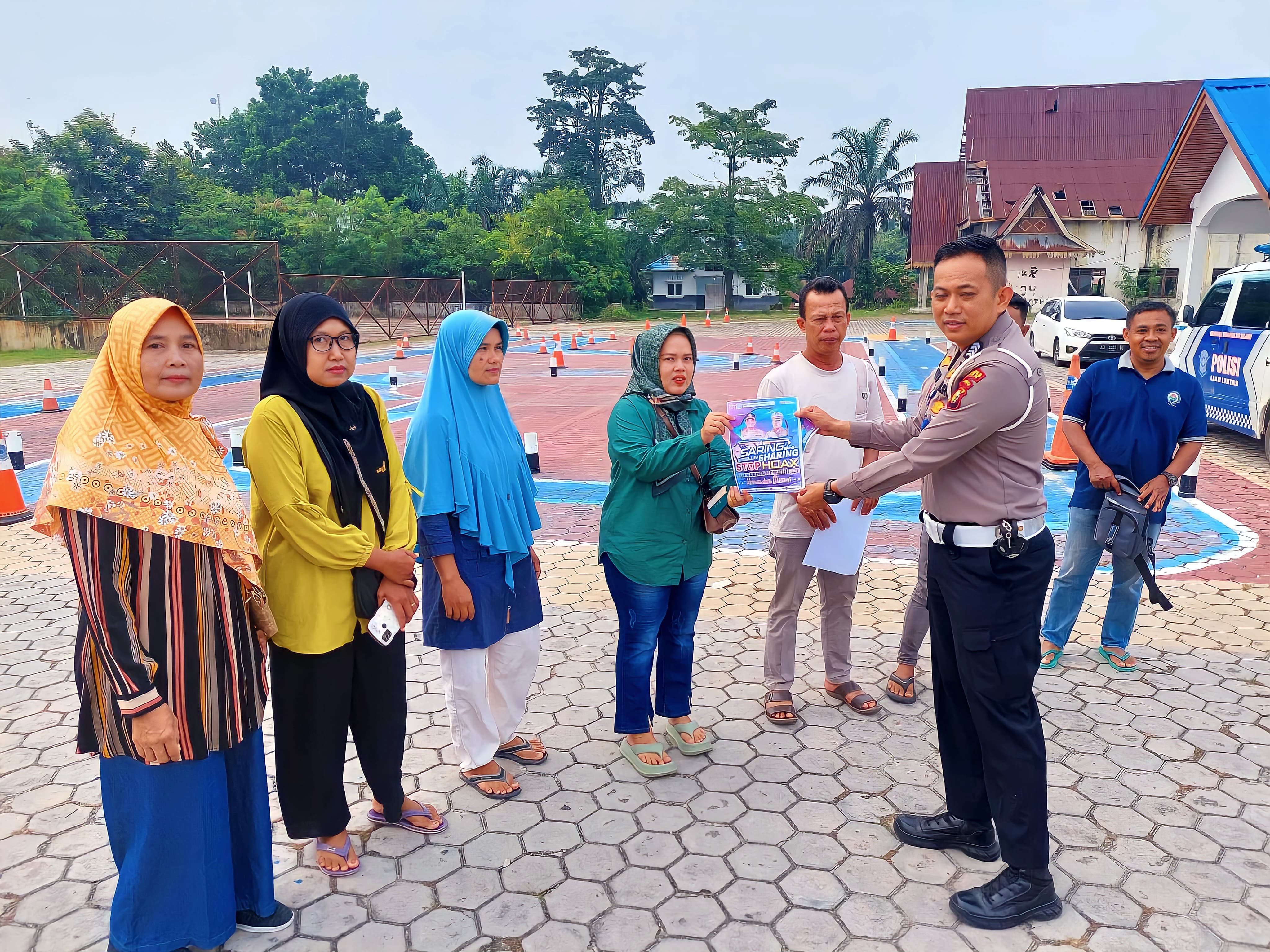 Personel Polres Siak Sosialisasi Kepada Masyarakat Terkait Pemilu Damai dan Bagikan Brosur Anti Hoax