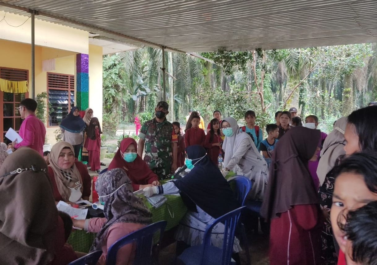 Babinsa Kelurahan Pasir Sialang Koramil 01/Bkn Pantau Vaksinasi Anak Sekolah Dasar