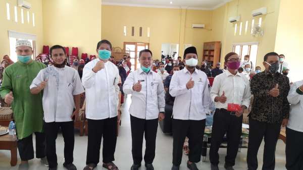 Pj Sekdako Pekanbaru Serahkan Zakat Secara Simbolis