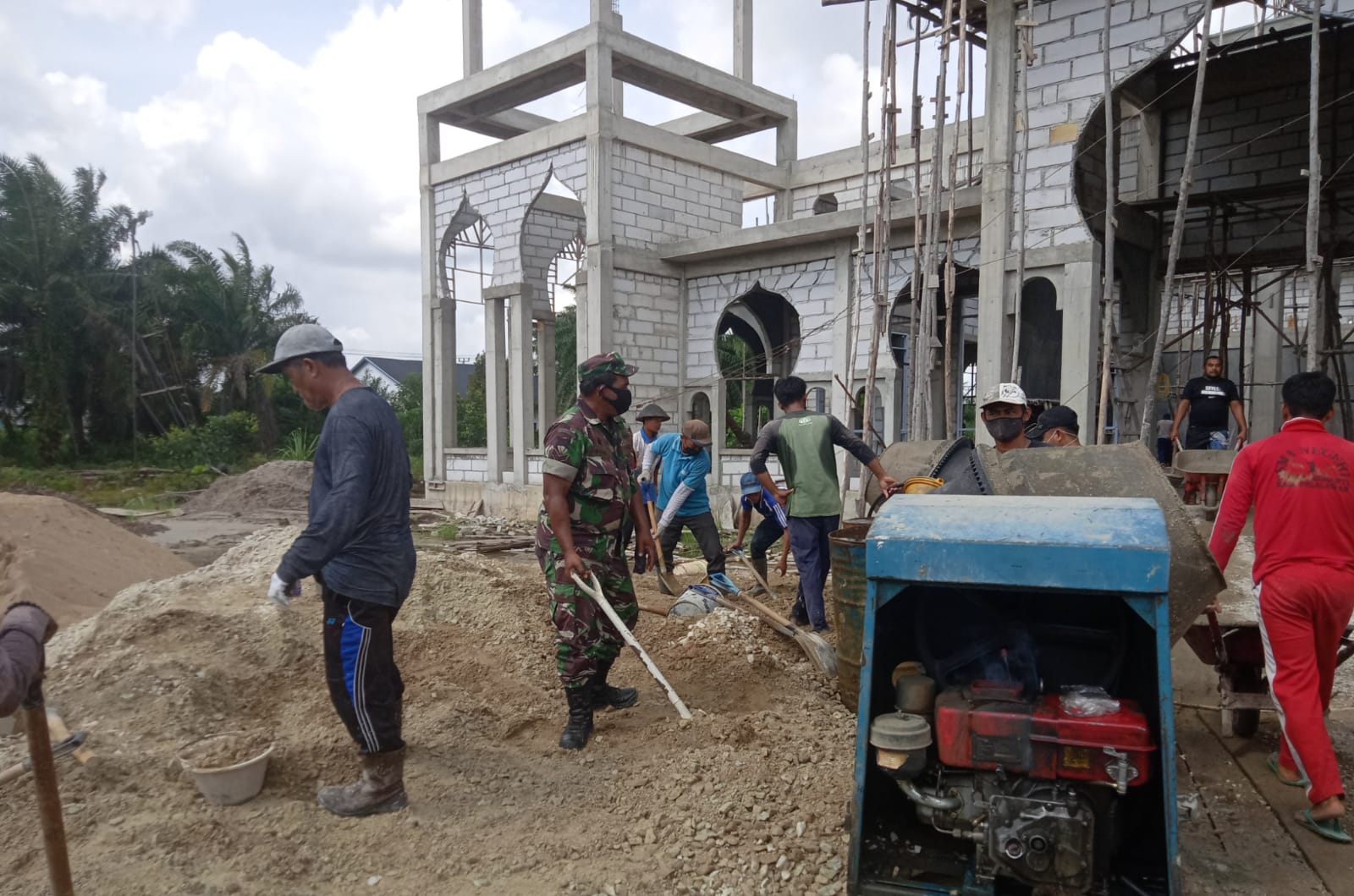Siapkan Tempat Ibadah, Babinsa Bangun Masjid Bersama Warga