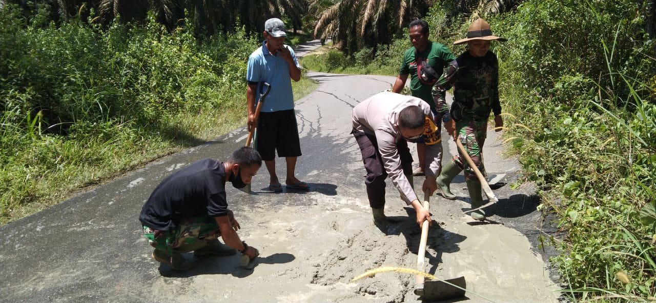 Babinsa Koramil 08/Tandun Bersama Masyarakat Goro Perbaiki Jalan Rusak