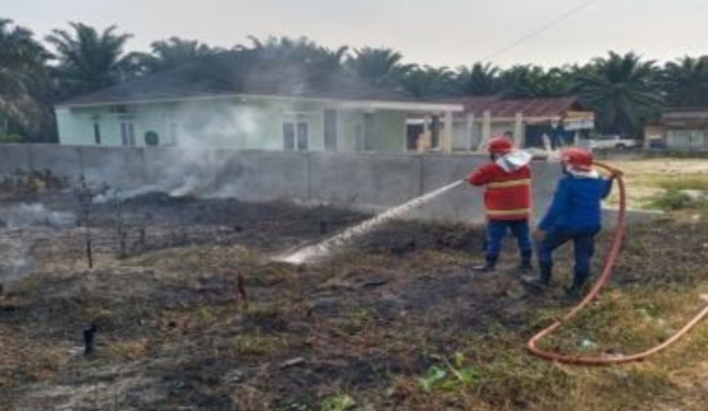 Petugas Dinas Damkar Kampar Berhasil Padamkan Api Pada Kebakaran Lahan di Desa Simalinyang