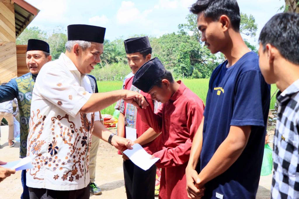 Santunan Kepada Anak Yatim dan Kaum Duafa Diberikan Langsung Pj Bupati Kampar Kamsol